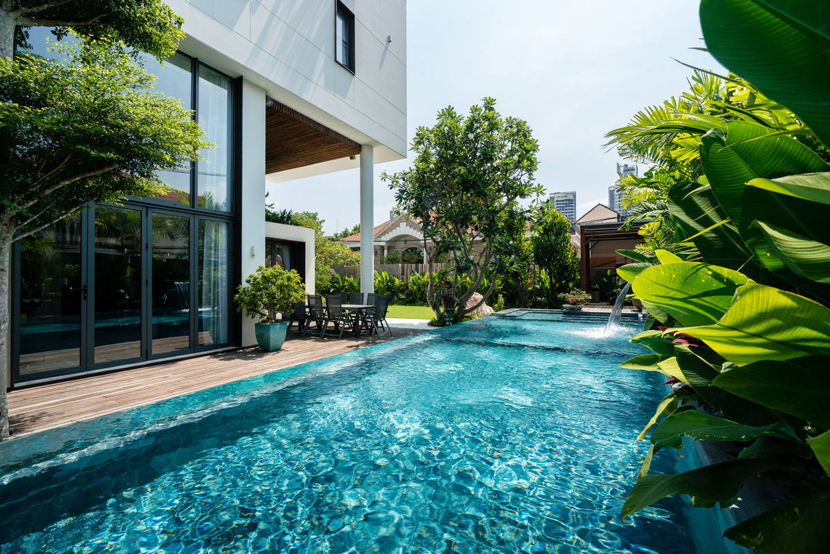 Bể bơi ngoài trời khá lớn, chạy dọc theo mảng kính của phòng khách bếp. Nguồn ảnh: Quang Đam