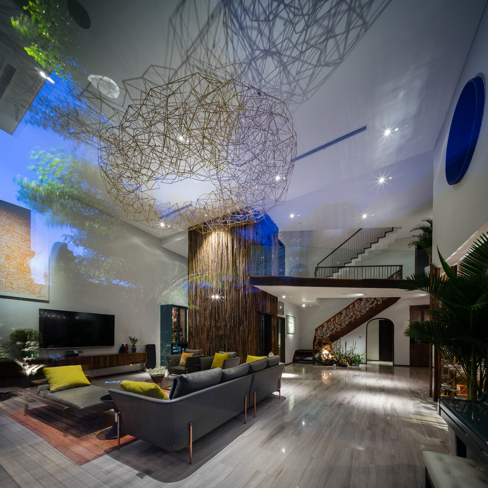 Tầng trệt bao gồm phòng khách, phòng ăn, phòng bếp và phòng ngủ của ông bà.