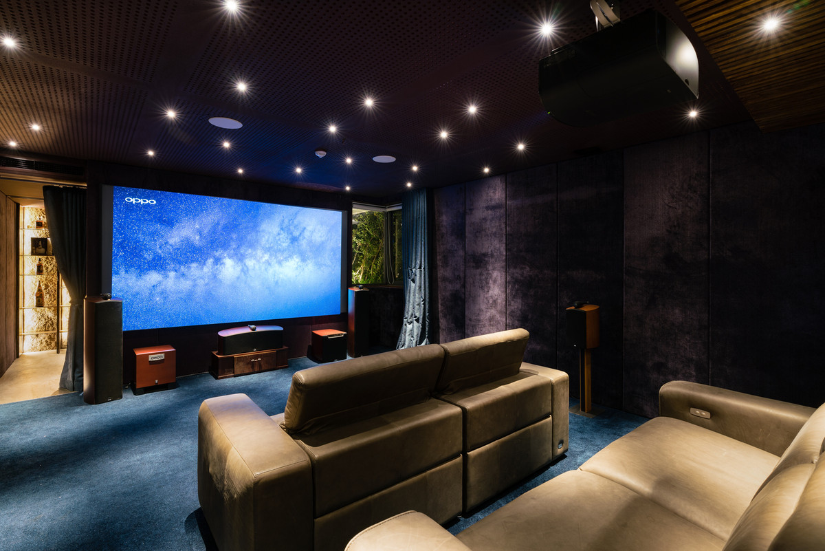 Phòng chiếu phim lắp trang thiết bị công nghệ cao, vật liệu cách âm, tiêu âm kết hợp với tường nhung tạo nên trải nghiệm như rạp chiếu phim.
