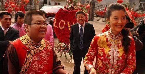 Kể từ khi cưới vợ xinh đẹp, Li Zhaohui mua rất nhiều quà tặng cho Che Xiao, bao gồm nhẫn kim cương, túi xách, hàng hiệu nổi tiếng...và cả ô tô hạng sang. Ảnh: Sohu