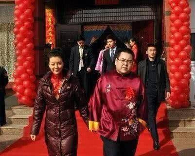 Khoản tiền này không là gì đối với đại gia ngành thép. Thế nhưng sau khi ly hôn, Li Zhaohui tiếp tục chi rất nhiều tiền để theo đuổi các nữ minh tinh. Ảnh: Sohu