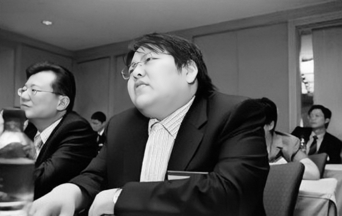 Không những thế, việc đầu tư của Li Zhaohui gặp trắc trở, bị lỗ nặng, công ty đứng trên bờ vực phá sản. Chỉ sau một đêm, anh phải gánh khoản nợ khổng lồ, mất khả năng thanh toán. Ảnh: Sohu