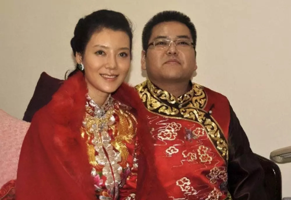 Năm 2010, Li Zhaohui khiến mọi người kinh ngạc khi tuyên bố kết hôn với nữ minh tinh Che Xiao. Đám cưới được tổ chức hoành tráng với 200 xe đón dâu hạng sang xếp hàng từ đầu phố đến cuối phố, 500 bàn tiệc và hàng ngàn người tham dự. Ảnh: Sohu