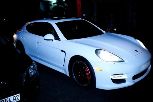 Nữ ca sĩ từng gây choáng khi xuất hiện với siêu xe Porche Panamera Turbo hàng hiếm và có giá lên đến 10 tỷ đồng... Ảnh: Thethaovanhoa