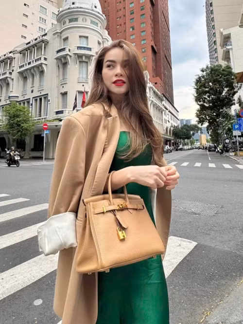 Không những vậy, Hồ Ngọc Hà còn sở hữu nhiều phụ kiện đến từ các thương hiệu lớn trên thế giới. Ảnh: Ngoisao