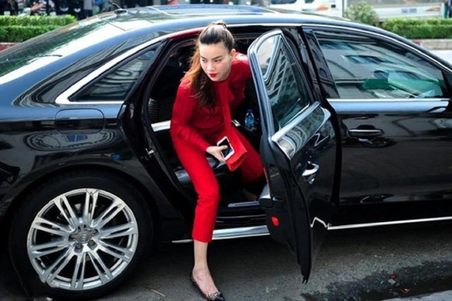 Ngoài ra, bộ sưu tập siêu xe của Hà Hồ còn có Audi A8L (khoảng 5 tỷ đồng), Range Rover Evoque (khoảng 3 tỷ đồng), Jaguar XJL (khoảng 7 tỷ đồng)... Ảnh: Thethaovanhoa