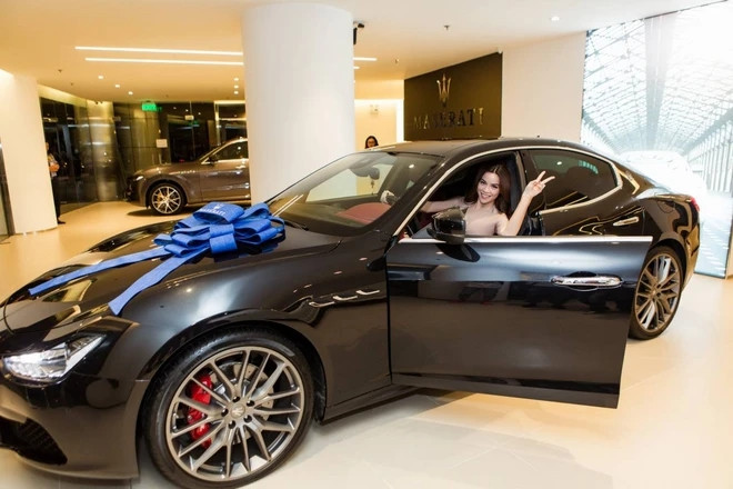 Hà Hồ còn sở hữu một dàn xế hộp sang trọng như Maserati Ghibli S Q4 (khoảng 7 tỷ đồng), Rolls-Royce Ghost (khoảng 10 tỷ đồng)... Ảnh: Thethaovanhoa