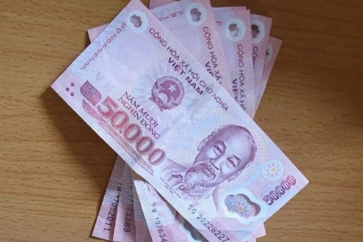 Tờ 50.000 đồng phát hành ngày 17/12/2003, có màu nâu tím đỏ chủ đạo, có hình Nghênh Lương Đình và Phu Văn Lầu ở Huế. Ảnh: Facebook