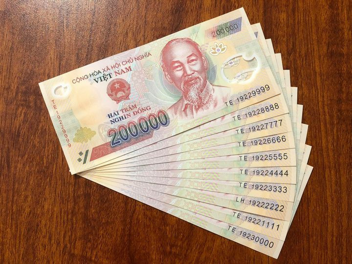 Tờ 200.000 đồng phát hành ngày 30/8/2006, có màu sắc tổng sắc tổng thể đỏ nâu. Ảnh: Facebook