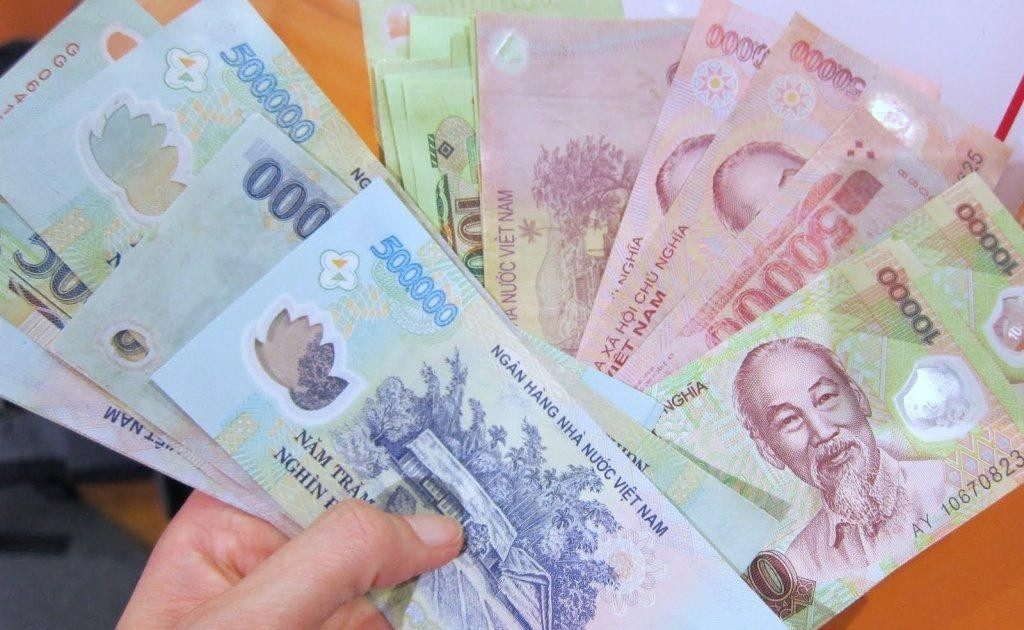 Tiền polymer có nhiều ưu điểm như khó làm giả, độ bền cao, không thấm nước, thích hợp sử dụng trong các thiết bị hiện đại như ATM, máy đếm tiền. Ảnh: Viettimes