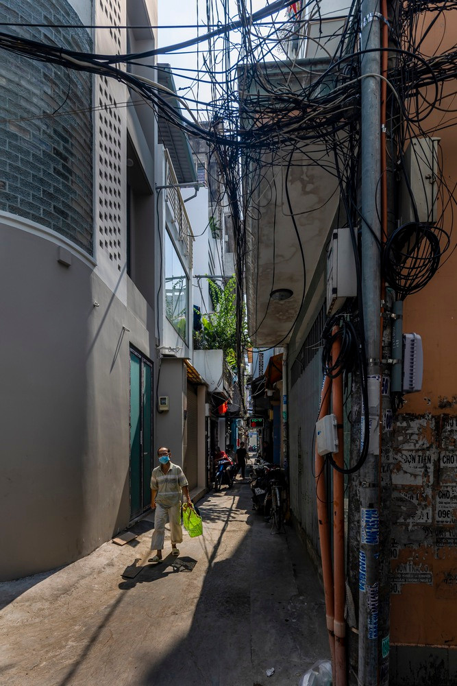 Ẩn mình trong con hẻm đông dân cư và sầm uất tại quận 10 (TP HCM), Nature Curtain House có bề ngang chỉ vẻn vẹn 2,2 mét.