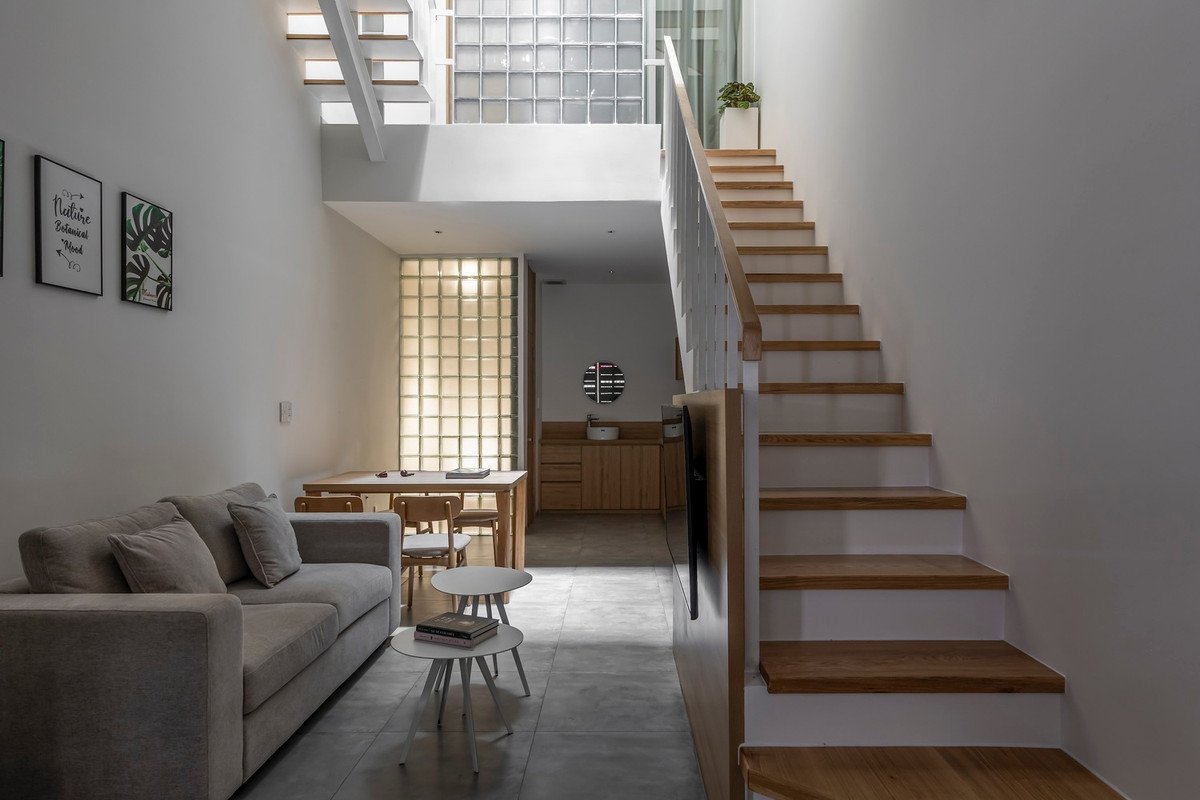 Trần và sàn phòng khách đều sử dụng kết cấu bê tông để tạo sự liên tục trong thiết kế từ ngoài vào trong.