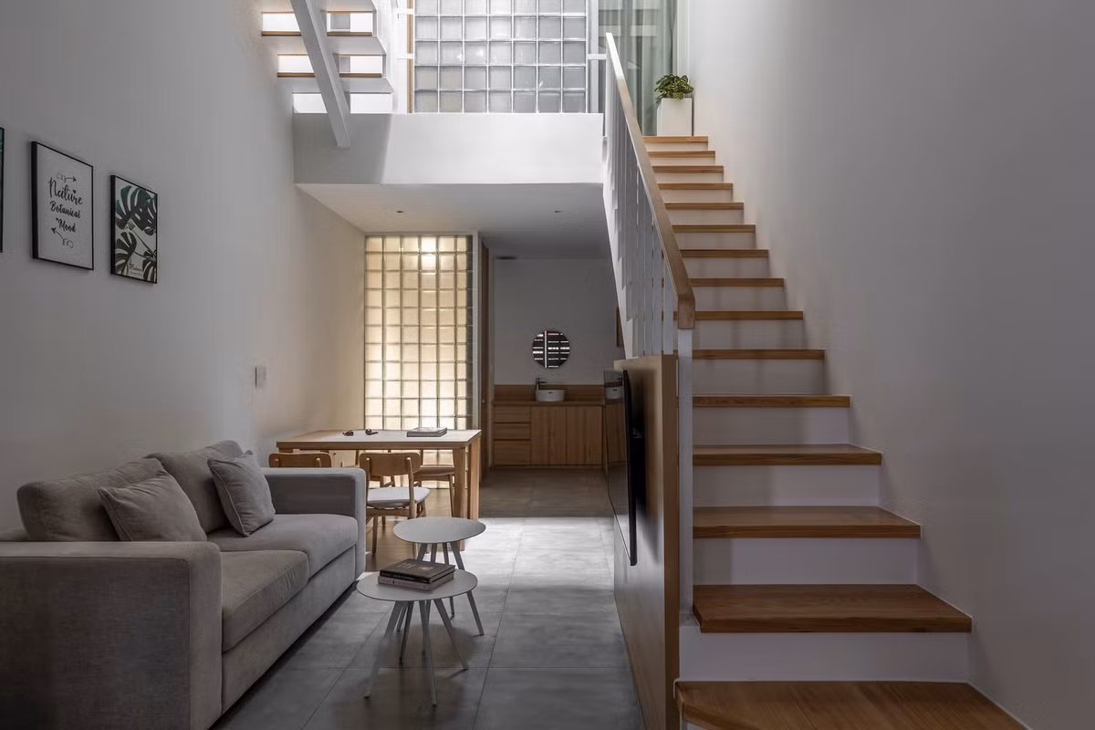 Trần và sàn phòng khách đều sử dụng kết cấu bê tông để tạo sự liên tục trong thiết kế từ ngoài vào trong.