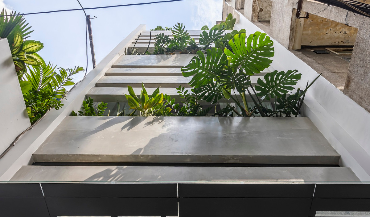 Trong bối cảnh nhà phố san sát nhau, vấn đề đặt ra khi thiết kế ngôi nhà là giải quyết tiếng ồn bên ngoài, hạn chế tầm nhìn từ nhà hàng xóm đối diện, đồng thời mang lại ánh sáng tự nhiên, mảng xanh.