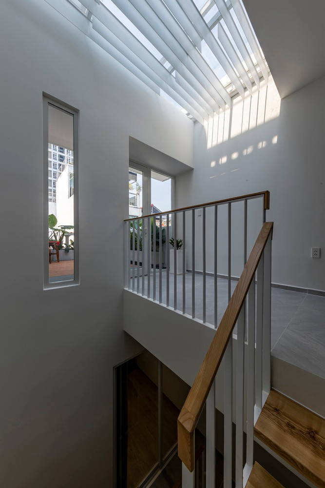 Cấu trúc lệch sàn giúp không gian rộng hơn, đồng thời việc di chuyển cầu thang lên các tầng cũng hợp lý hơn khi có những khoảng nghỉ bằng phẳng.