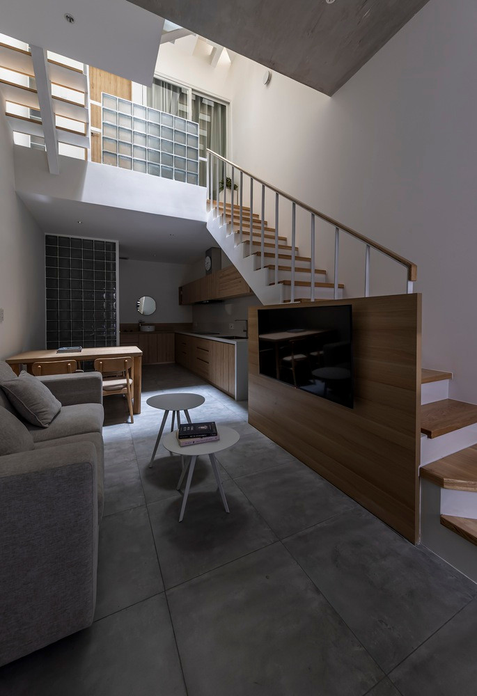 Bên trong nhà phố là không gian thoáng đãng của phòng khách và bếp.