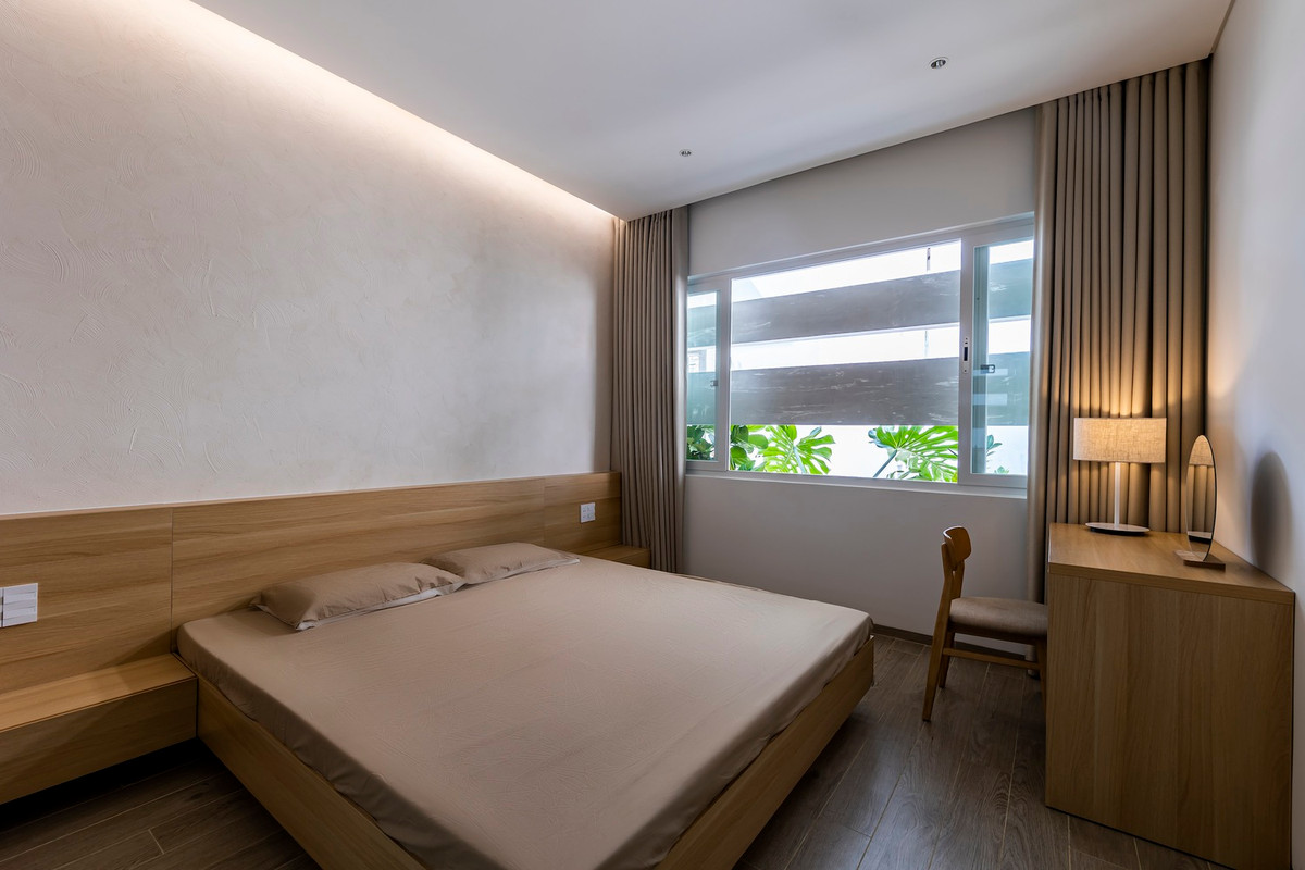 Phòng ngủ tầng 1 và tầng 2 được bố trí ở khu vực phía trước, phía sau dầm bê tông và được chắn hoàn toàn khỏi ảnh hưởng bên ngoài bởi cây xanh.