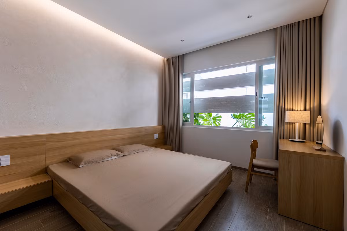 Phòng ngủ tầng 1 và tầng 2 được bố trí ở khu vực phía trước, phía sau dầm bê tông và được chắn hoàn toàn khỏi ảnh hưởng bên ngoài bởi cây xanh.