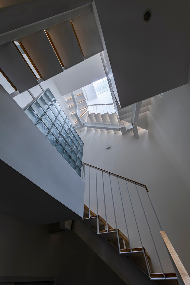 Khu vực giếng trời không chỉ điều hòa gió mà còn đưa ánh sáng tự nhiên từ mái xuống tầng trệt.