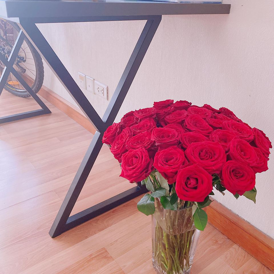 Góc nào trong nhà cũng có hoa tươi. Ảnh: FB Mai Phuong Thuy