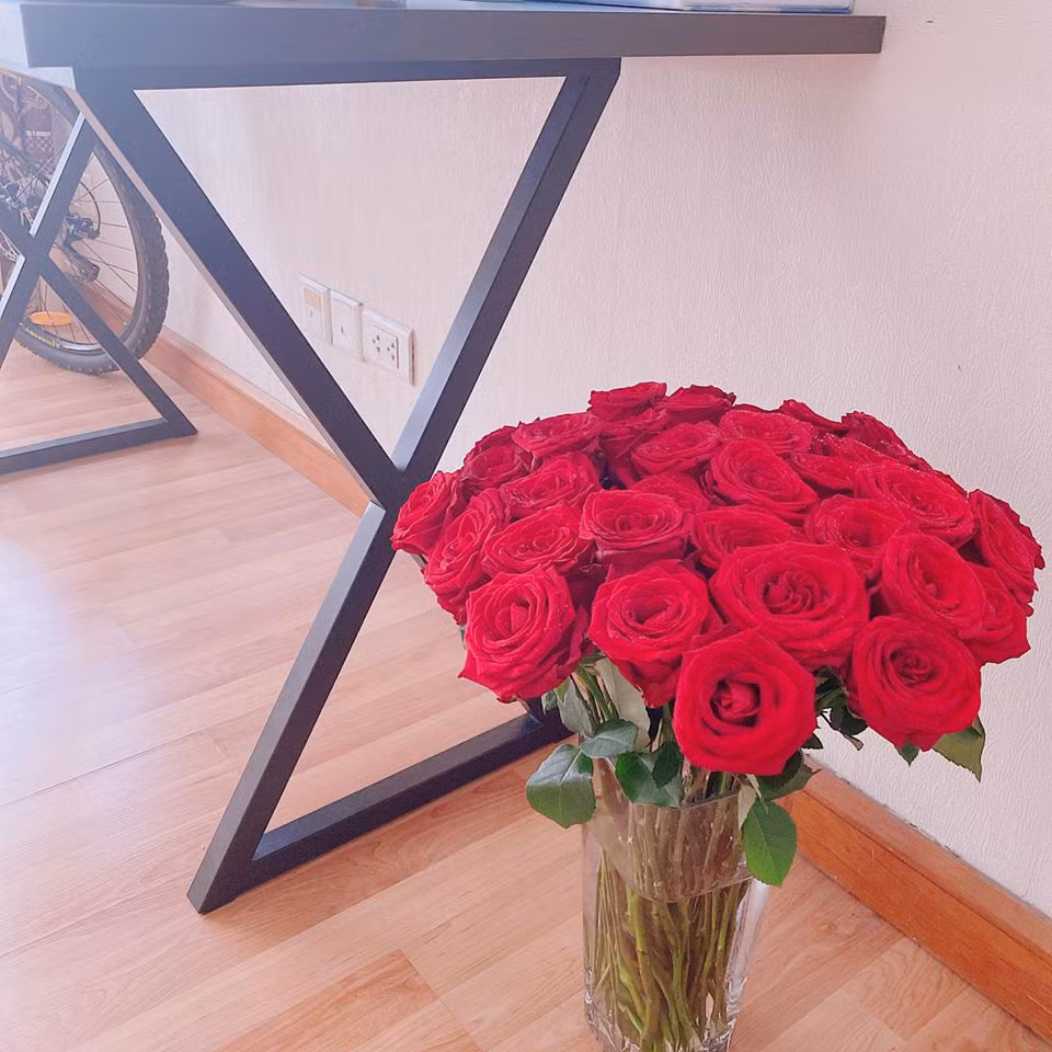 Góc nào trong nhà cũng có hoa tươi. Ảnh: FB Mai Phuong Thuy