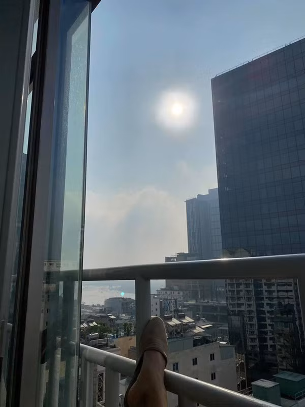 Góc ban công của Mai Phương Thúy giữa thành phố hoa lệ nhìn ra những tòa cao ốc chọc trời. Đây cũng là nơi hóng gió, đón nắng đều tuyệt vời. Ảnh: FB Mai Phuong Thuy