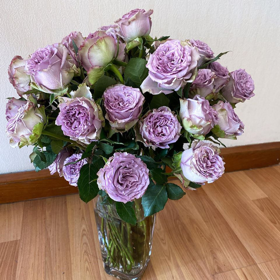 Để không gian sống thêm sinh động, Mai Phương Thúy cắm nhiều bình hoa tươi. Ảnh: FB Mai Phuong Thuy