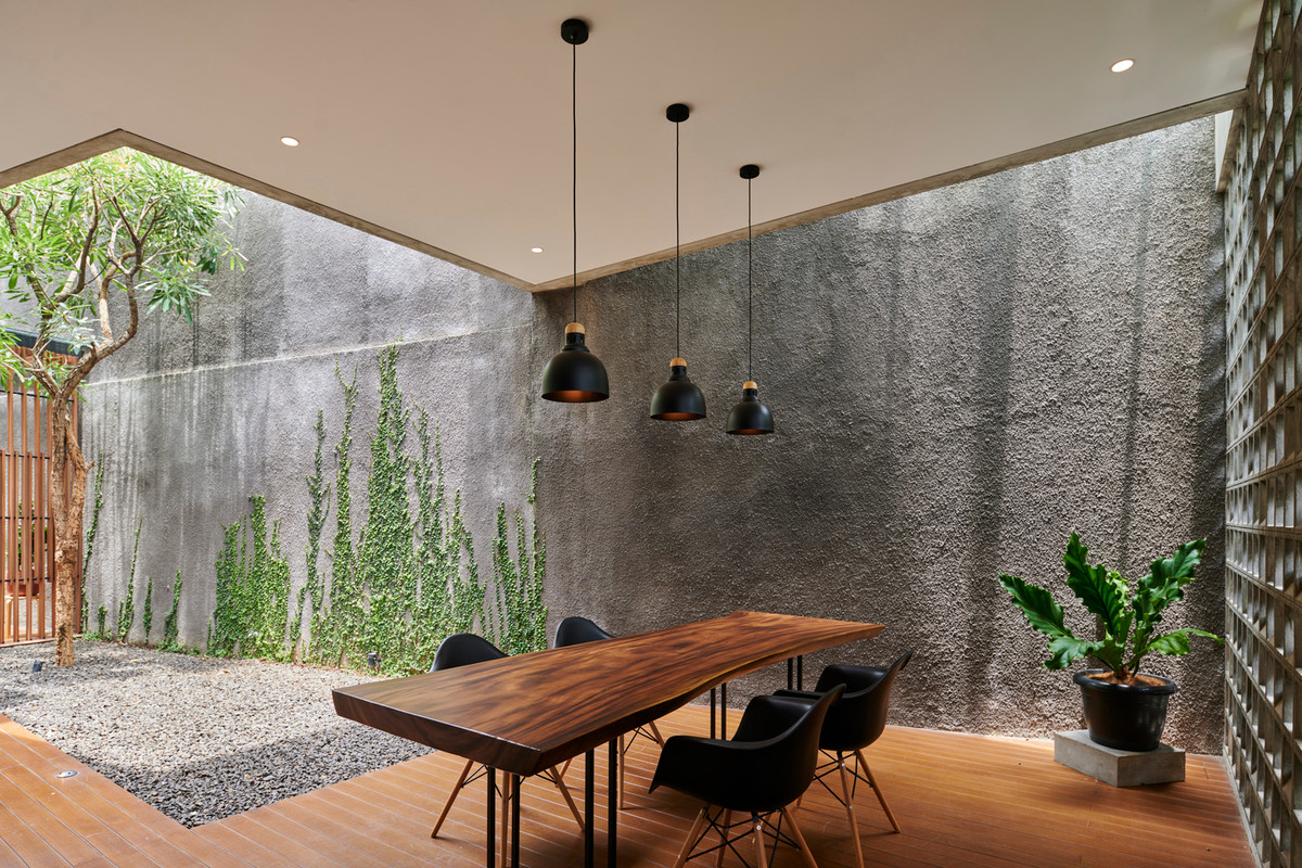 Cuối khoảng sân bên nhà là không gian ăn uống ngoài trời. Đây cũng là không gian lý tưởng để gia đình quây quần, đón gió mát ngay trong nhà.