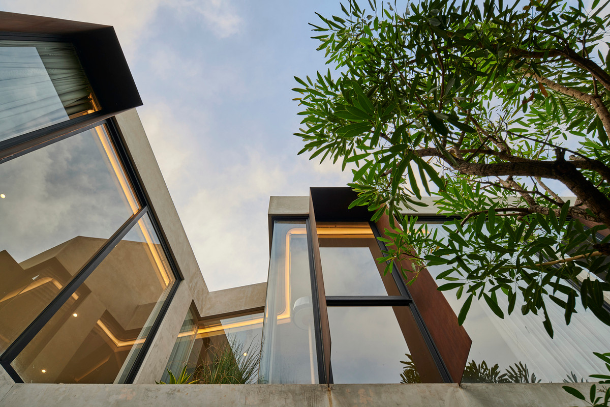 Thiết kế cửa kính toàn phần cũng là một trong những điểm nổi bật của công trình.