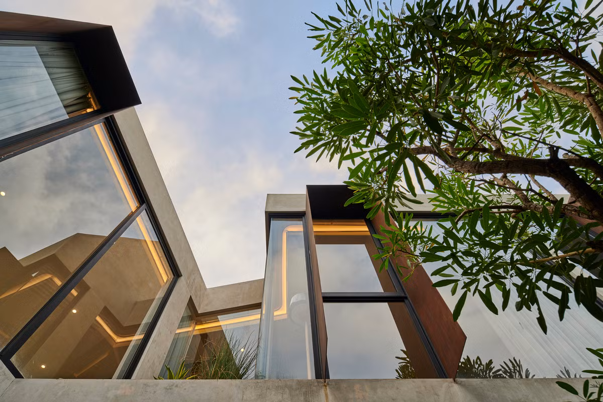 Thiết kế cửa kính toàn phần cũng là một trong những điểm nổi bật của công trình.