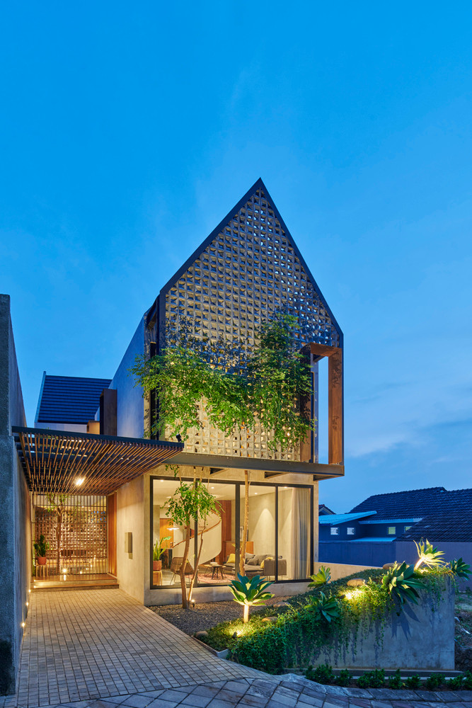 Ngoài khoảng sân bên nhà, kiến trúc sư còn mang đến giải pháp thông gió qua mái và tường nhà.