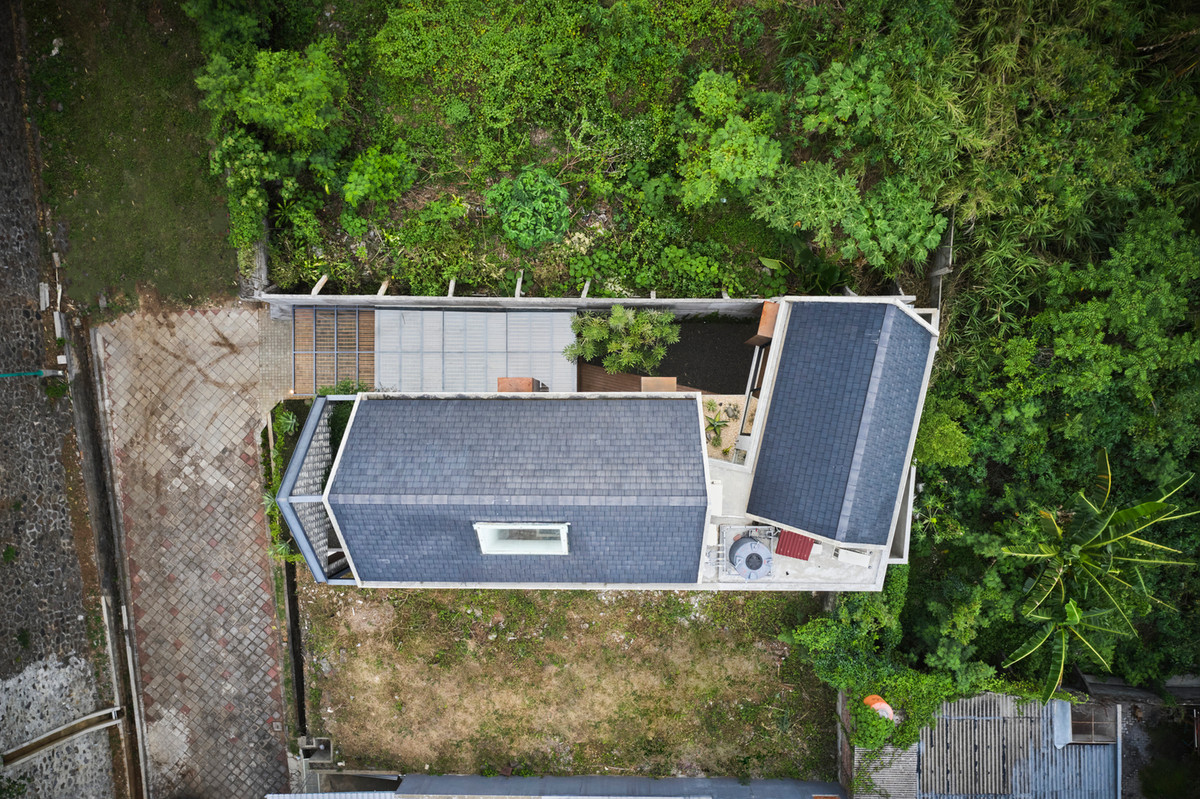 Không sử dụng hết diện tích mặt bằng để xây dựng không gian sinh hoạt, gia chủ muốn tạo thêm một “khoảng thở” cho công trình bằng cách mở một khoảng sân đón gió bên hông nhà.