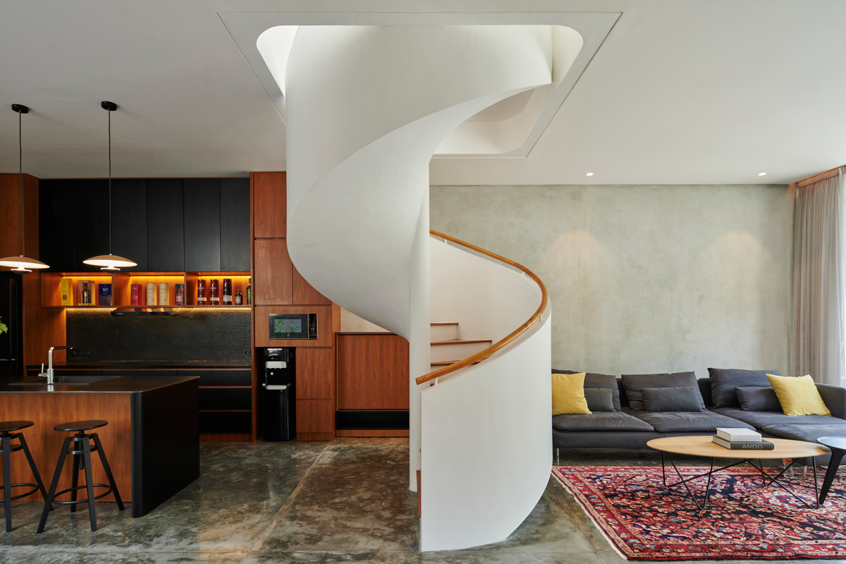 Bên trong ngôi nhà nổi bật với chiếc cầu thang xoắn ốc.