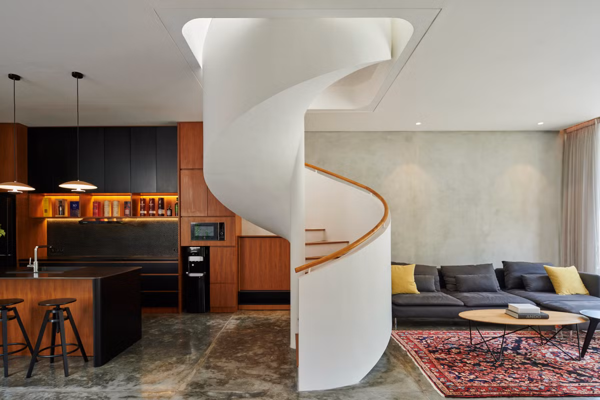 Bên trong ngôi nhà nổi bật với chiếc cầu thang xoắn ốc.
