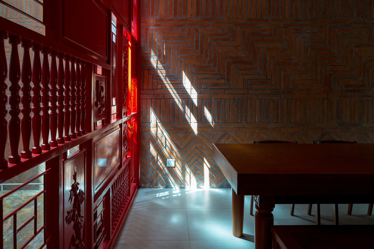 Toàn bộ bức tường dọc một bên của ngôi nhà được ốp bằng gốm sứ truyền thống Bát Tràng với cách sắp xếp và bố cục khác nhau, từ đó tạo nên sức hút thị giác xuyên suốt ngôi nhà.