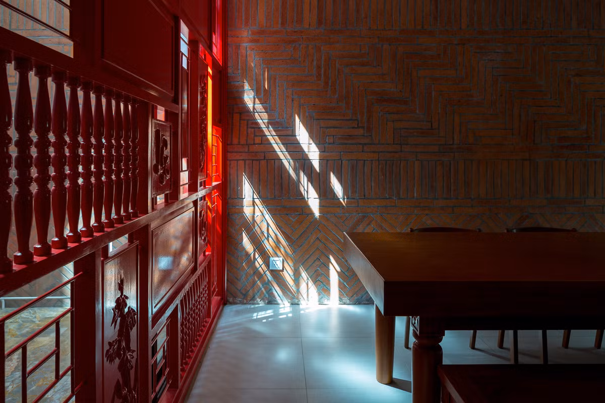 Toàn bộ bức tường dọc một bên của ngôi nhà được ốp bằng gốm sứ truyền thống Bát Tràng với cách sắp xếp và bố cục khác nhau, từ đó tạo nên sức hút thị giác xuyên suốt ngôi nhà.