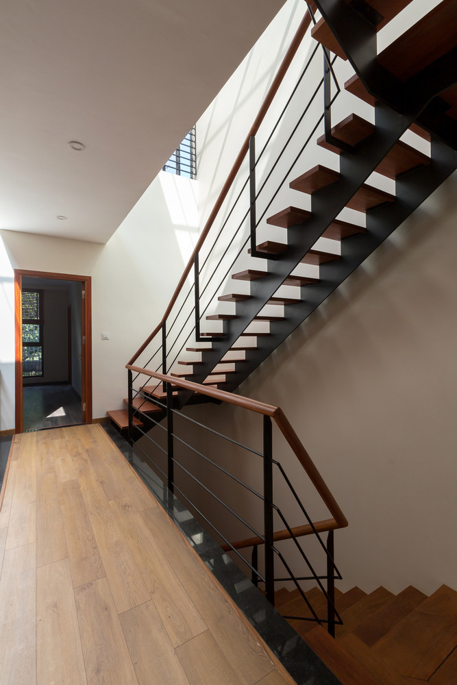 Để không gian sống thân thiện với thiên nhiên, mọi phòng trong nhà đều tràn ngập ánh sáng và không khí tự nhiên. Giếng trời được xây dựng ở trung tâm ngôi nhà, hành lang nối các phòng chức năng, giúp để tạo ra nhiều khe hở khác nhau dành riêng cho việc đối lưu luồng không khí.