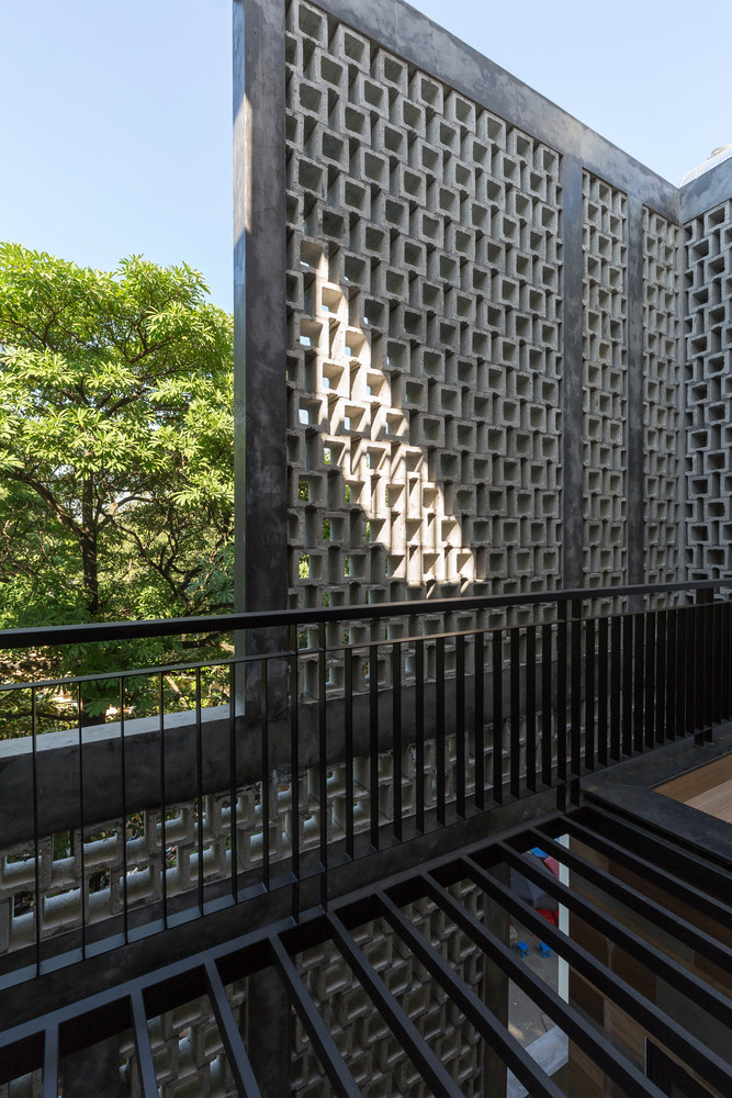 Ngoài ra, có thể thấy rõ sự tương phản khi bức tường gạch được xây theo chiều dọc để cân bằng với hành lang lõm ngang và sân trong.