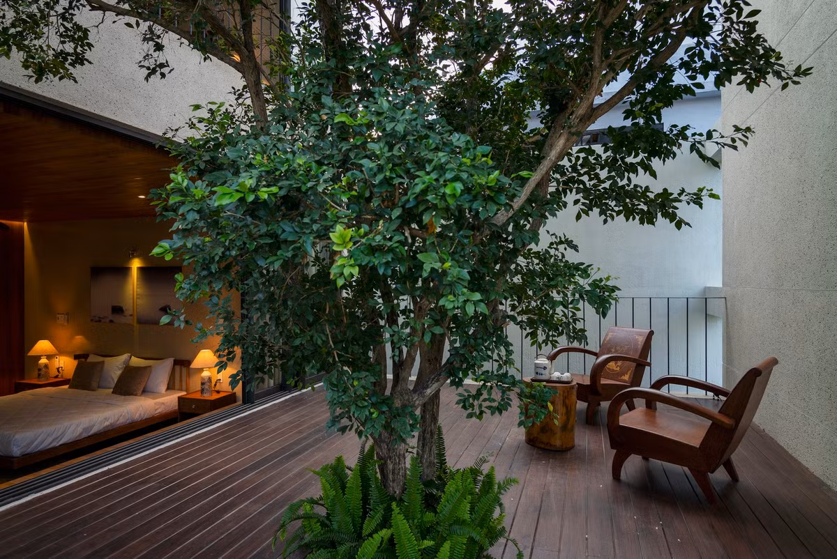 Thiết kế này tạo nhiều khoảng đệm cùng các ô thoáng lớn, đưa hơi ẩm của mặt nước vào, mảng màu xanh lá cây, bóng râm của mái hiên và cửa chớp. Các khoảng mở bên ngoài được giảm bớt và tập trung vào các khoảng mở bên trong để tạo ra các ốc đảo khí hậu và cảnh quan.