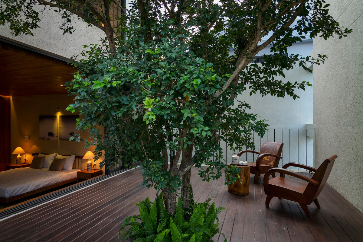 Thiết kế này tạo nhiều khoảng đệm cùng các ô thoáng lớn, đưa hơi ẩm của mặt nước vào, mảng màu xanh lá cây, bóng râm của mái hiên và cửa chớp. Các khoảng mở bên ngoài được giảm bớt và tập trung vào các khoảng mở bên trong để tạo ra các ốc đảo khí hậu và cảnh quan.