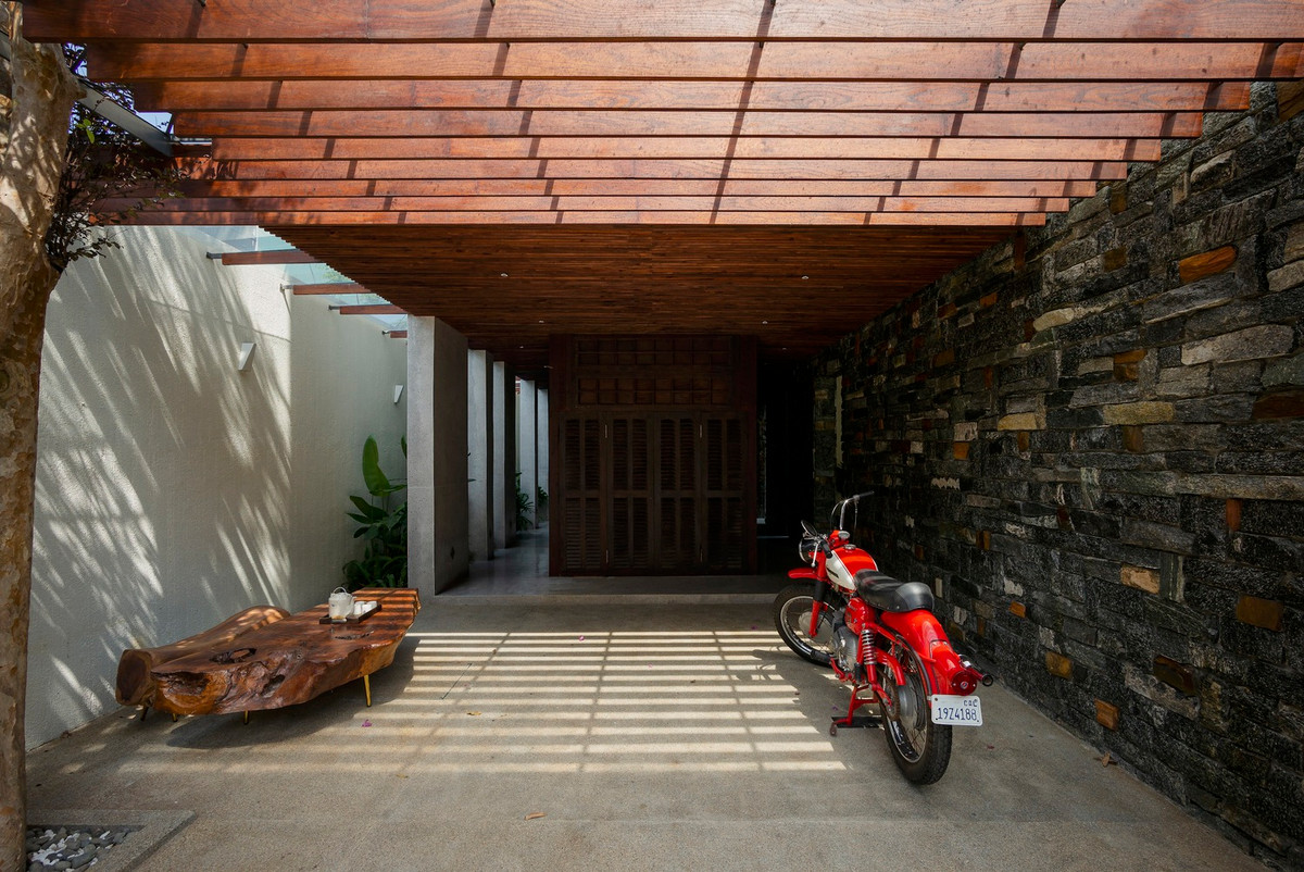 Các vật liệu truyền thống như đá tự nhiên, gỗ, đá terrazzo, gạch xi măng, gạch gốm thủ công được chọn lọc từ các nguồn địa phương và sử dụng theo một phương thức mới.