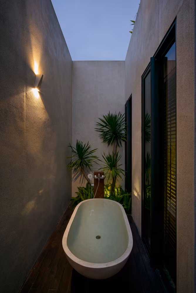 Bồn tắm ngoài trời gần gũi với thiên nhiên. Nguồn ảnh: Quang Đam