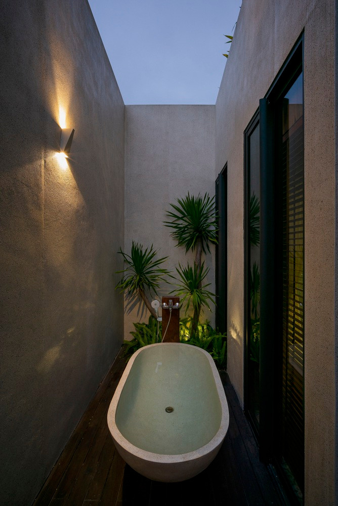 Bồn tắm ngoài trời gần gũi với thiên nhiên. Nguồn ảnh: Quang Đam