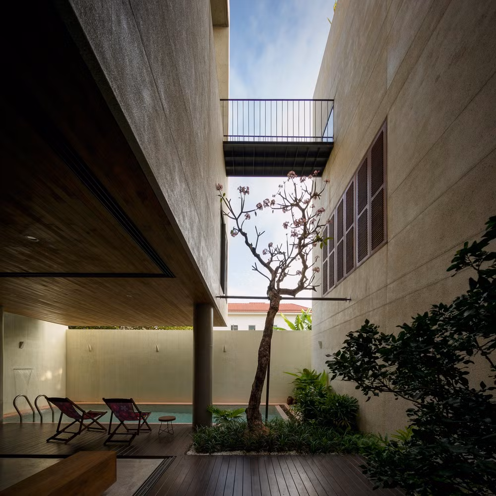 Giải pháp hình khối cân đối đóng mở nhằm tạo nên một công trình “hai trong một”, trong khi các khoảng lùi xung quanh và khoảng cách giữa 2 đơn nguyên được thiết kế sao cho mỗi căn biệt thự đều có sân vườn mà vẫn đảm bảo sự riêng tư.