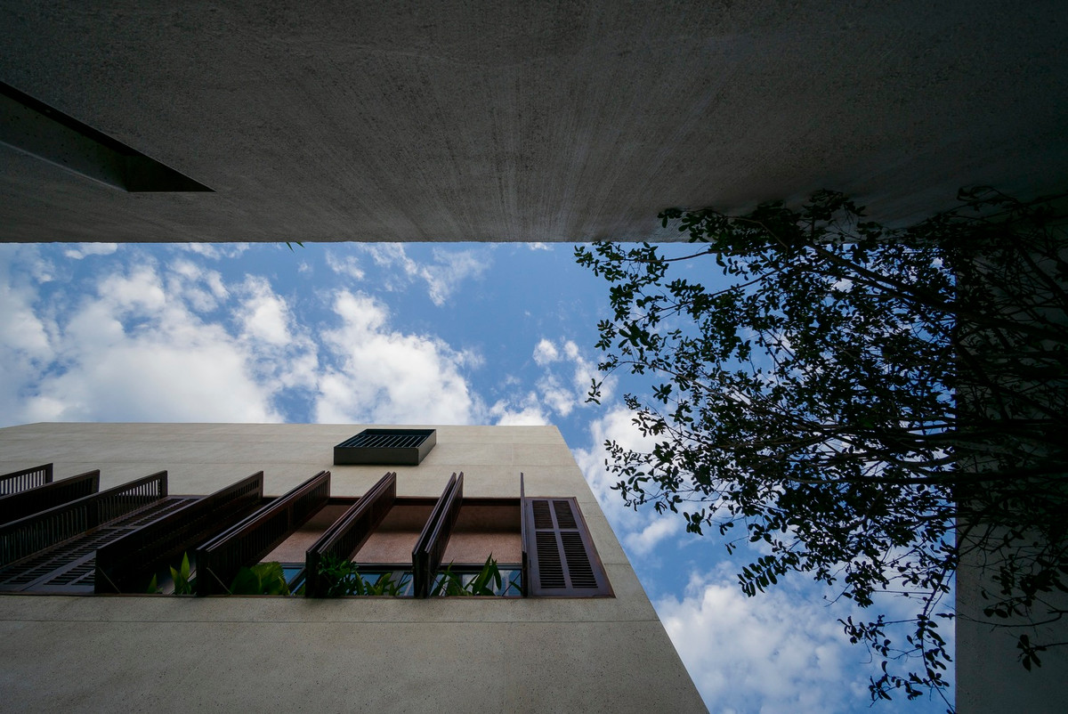 Gia chủ là người yêu thích lối kiến trúc hiện đại sang trọng theo phong cách Châu Âu. Tuy nhiên, nhóm thiết kế cố gắng thuyết phục để định hướng dự án theo phong cách kiến trúc mang tính vùng miền hơn.