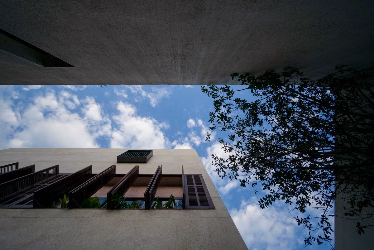 Gia chủ là người yêu thích lối kiến trúc hiện đại sang trọng theo phong cách Châu Âu. Tuy nhiên, nhóm thiết kế cố gắng thuyết phục để định hướng dự án theo phong cách kiến trúc mang tính vùng miền hơn.