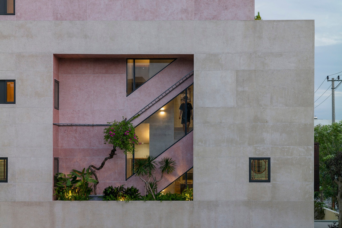 Đà Nẵng có hai mùa rõ rệt: mùa mưa và mùa khô. Khí hậu nóng bức vào mùa hè, ảnh hưởng của gió Tây khô nóng và thường xuyên có bão vào những tháng cuối năm là vấn đề mà mọi dự án đều phải quan tâm giải quyết.