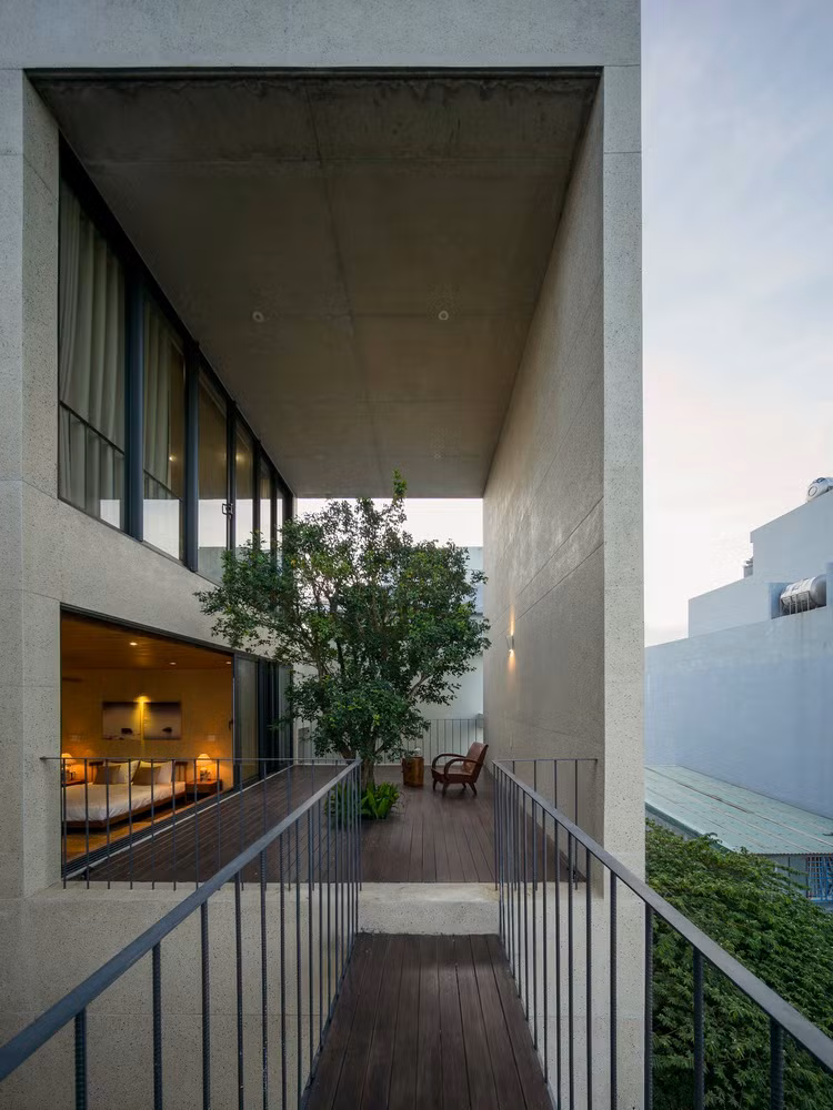 Tòa nhà có mặt tiền hướng Tây và nhờ có khoảng lùi nên có 4 mặt thoáng, đây vừa là lợi thế trong việc giải quyết vấn đề thông gió, vừa là thách thức trong việc bố trí không gian mở cho các không gian sống bên trong.