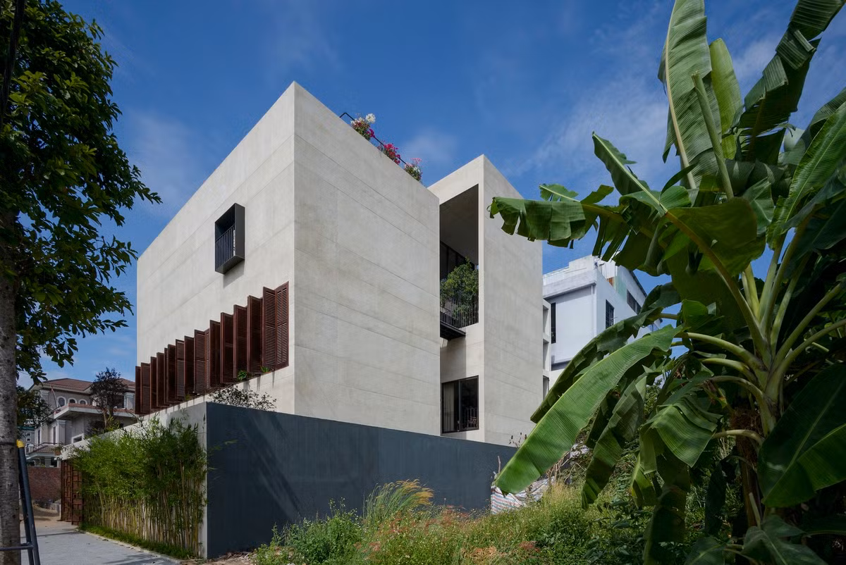 Trên lô đất 15mx18m, công trình được thiết kế với 2 khối biệt thự mini kết nối với nhau qua một cây cầu nhỏ.