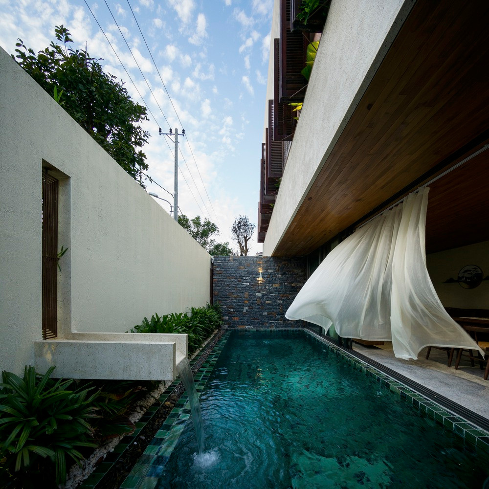 Bể bơi lớn bên ngoài biệt thự.